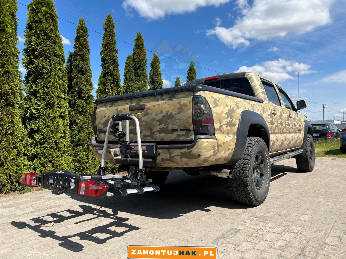 zdjęcie Toyoty Tacoma z zamontowanym transportowym bagażnikiem rowerowym Uebler X31s